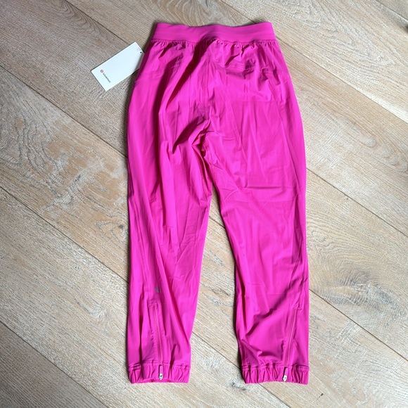 NEW WITH TAGS. Lightweight adaptive state HR jogger crop size 2 with pockets. - Picture 5 of 5
